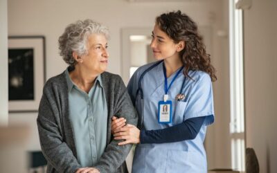 ¿Cuál es la diferencia entre auxiliar de enfermería y auxiliar de geriatría?