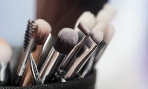 Conoce en qué consiste el maquillaje funerario, cómo se aplica paso a paso y por qué es clave para una despedida digna y serena.