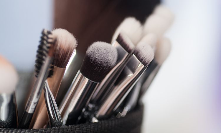 Todo sobre el maquillaje funerario: técnica y valor emocional
