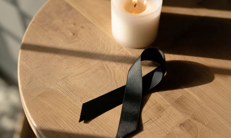 Conoce los requisitos para estudiar tanatopraxia, sus salidas laborales y dónde formarte como tanatopractor profesional.